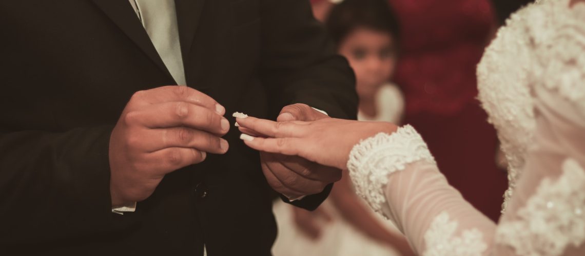 échange d'anneaux de mariage d'un couple qui se marie
